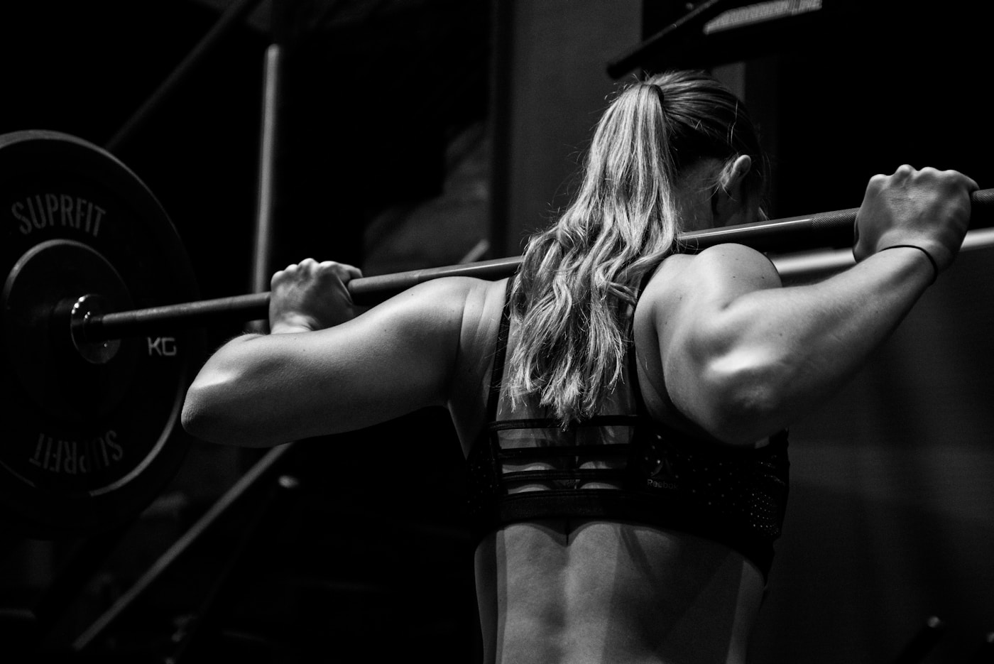 Marca y comunidad — grupo entrenando junto en el gym; próximamente